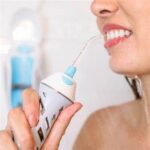 هل ينصح باستخدام خيط الماء؟ إيجابيات وسلبيات استخدام خيط تنظيف الأسنان بالماء